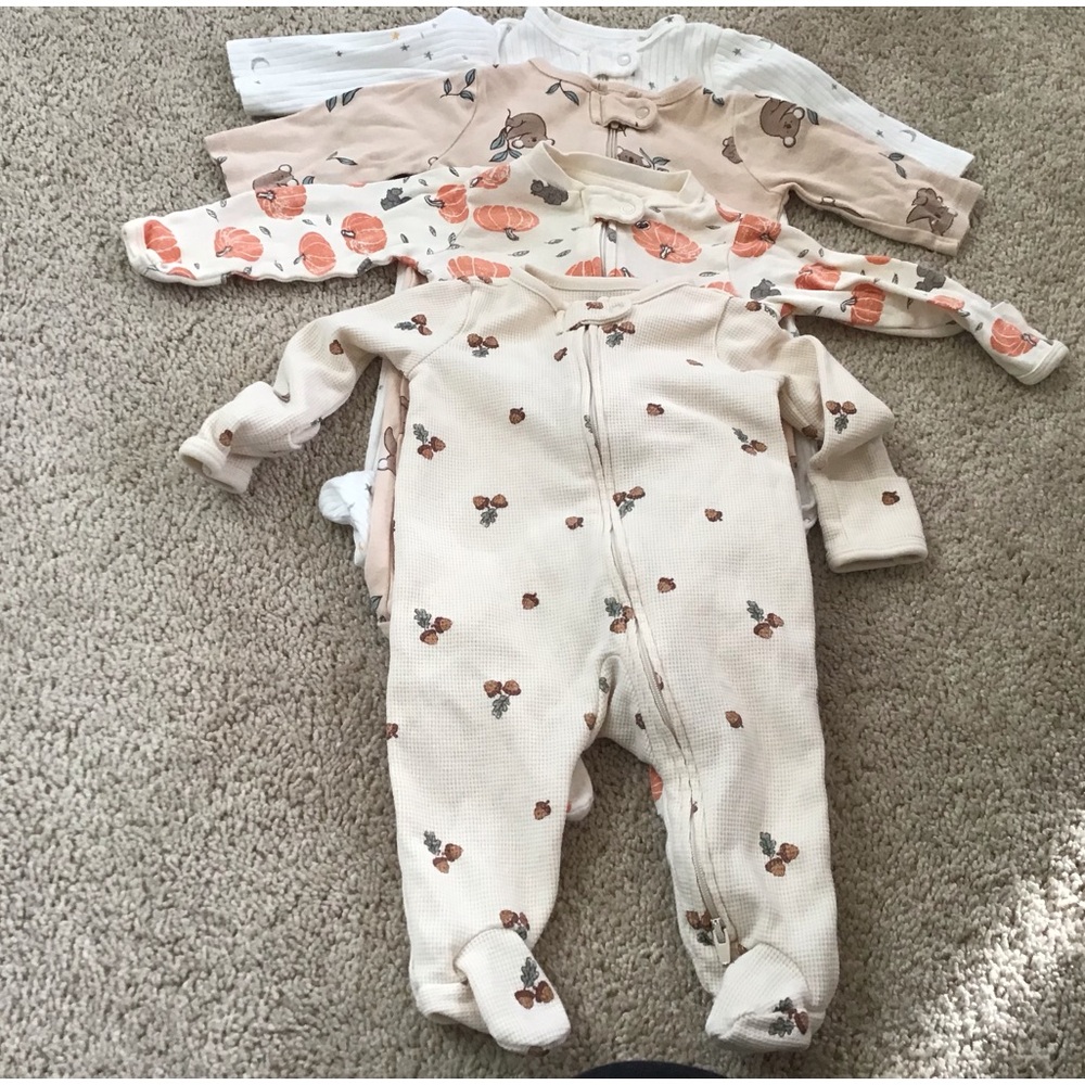 Carter’s pajamas, Size 3M, excellent condition.
Sold as a Bundle of 4 pieces.
